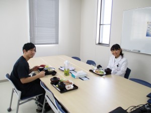 研修医室で昼食
