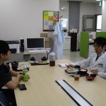 昼食時間の談話風景